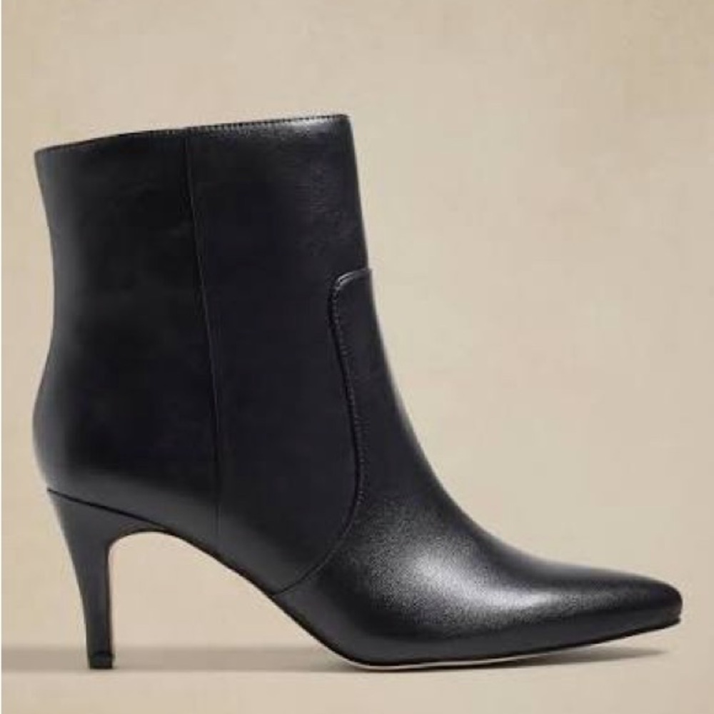 Banana Republic Black Vegan Leather Heeled Bootie - Size 9 🎒